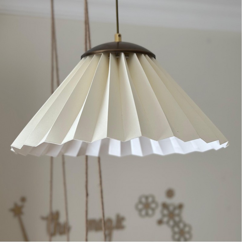 Pleated Perfection El Yapımı Metal Altın Detaylı Pileli Avize - Krem (45cm)