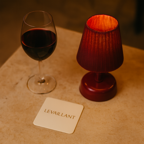 Bordo Metal Pilli Masa Lambası – Bordo Klasik Pileli Kumaş Başlıklı