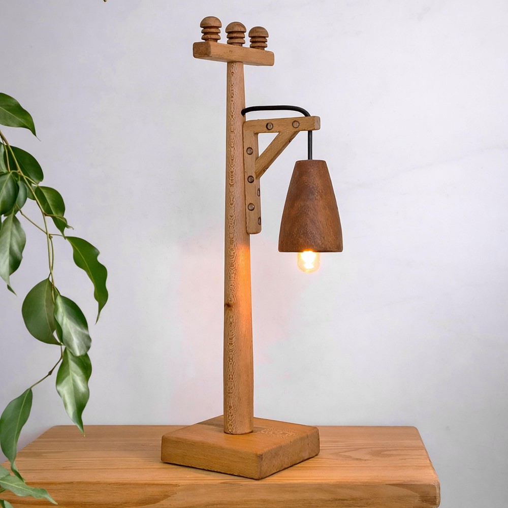 Pole Ahşap Masa Lambası – Hasan Sezen Koleksiyonundan El Yapımı Sanatsal Obje