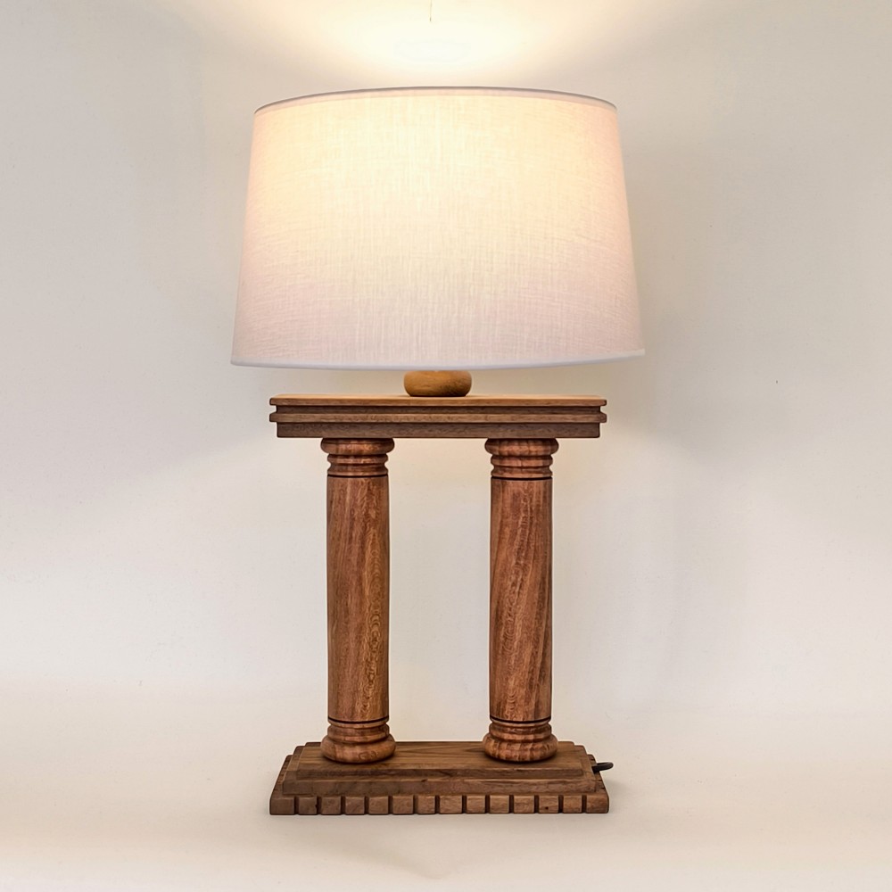 Ionica Ahşap Masa Lambası – İyon Kolonlarından Esinlenmiş El Yapımı Koleksiyon Objesi