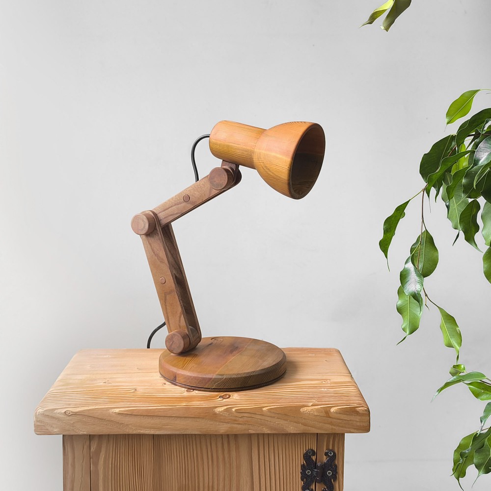 BRACE masa lambası, masif ahşap gövdeli, metal bağlantı detaylı, yapısal modern tasarım