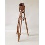 Aura Tripod Ahşap Tasarım Lambader Tripod ayaklı, doğal ahşap gövdeli Aura Tripod Lambader – modern iç mekânlara sıcak, zarif ve premium bir aydınlatma deneyimi sunar.