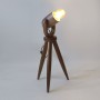 El yapımı masif ahşap tripod gövdeli, ahşap spot başlıklı Tripod Atelier Lamp – modern ve doğal dekorasyonlara zarif ve sıcak bir atmosfer kazandıran premium lambader.