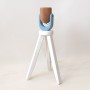 Beyaz tripod ayaklı, doğal çam gövdeli White Pine Atelier Lamp – modern iç mekânlara sıcak, zarif ve premium bir aydınlatma deneyimi sunar.