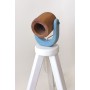 Beyaz tripod ayaklı, doğal çam gövdeli White Pine Atelier Lamp – modern iç mekânlara sıcak, zarif ve premium bir aydınlatma deneyimi sunar.
