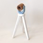 Beyaz tripod ayaklı, doğal çam gövdeli White Pine Atelier Lamp – modern iç mekânlara sıcak, zarif ve premium bir aydınlatma deneyimi sunar.