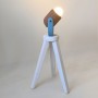 Beyaz tripod ayaklı, doğal çam gövdeli White Pine Atelier Lamp – modern iç mekânlara sıcak, zarif ve premium bir aydınlatma deneyimi sunar.