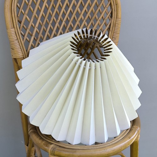 Pleated Perfection Koleksiyonu – El Yapımı Pileli Abajur-Lambader Şapkası, 45 cm Düz Krem Kumaş (İçi Gold)