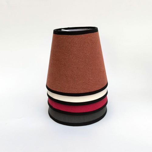 Linea Koleksiyonu – El Yapımı Kiremit Kahve Kumaş Siyah Bantlı Aplik Şapkası, 14 cm