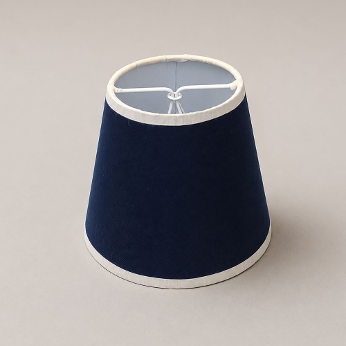 Linea Koleksiyonu – El Yapımı Lacivert Kumaş Beyaz Biyeli Aplik Şapkası, 14 cm