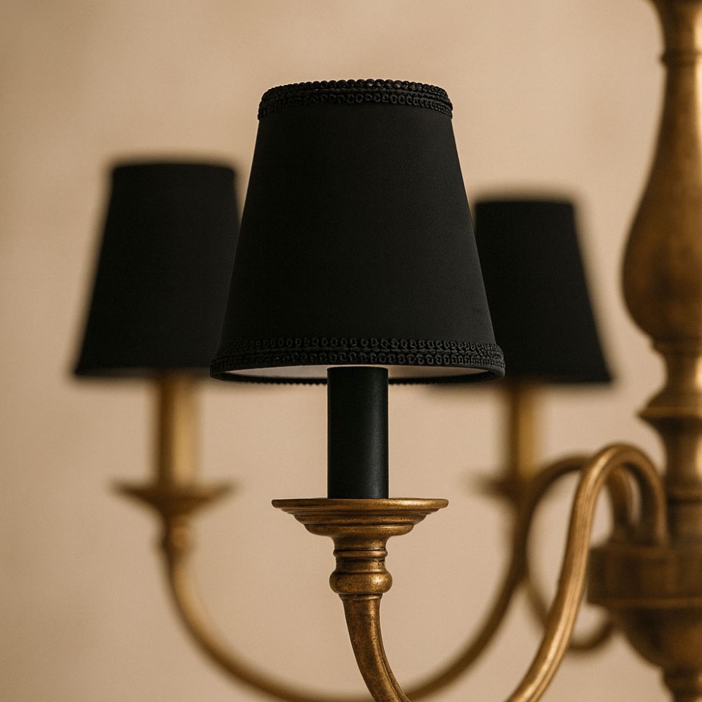 El yapımı siyah sutaşı işlemeli aplik şapkası – Linea Embellished Koleksiyonu, 14 cm