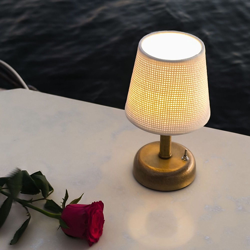 Parlak gold kaplama pilli masa lambası, hasır krem konik abajur başlıklı dekoratif ambiyans aydınlatma