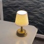 Parlak gold kaplama pilli masa lambası, hasır krem konik abajur başlıklı dekoratif ambiyans aydınlatma